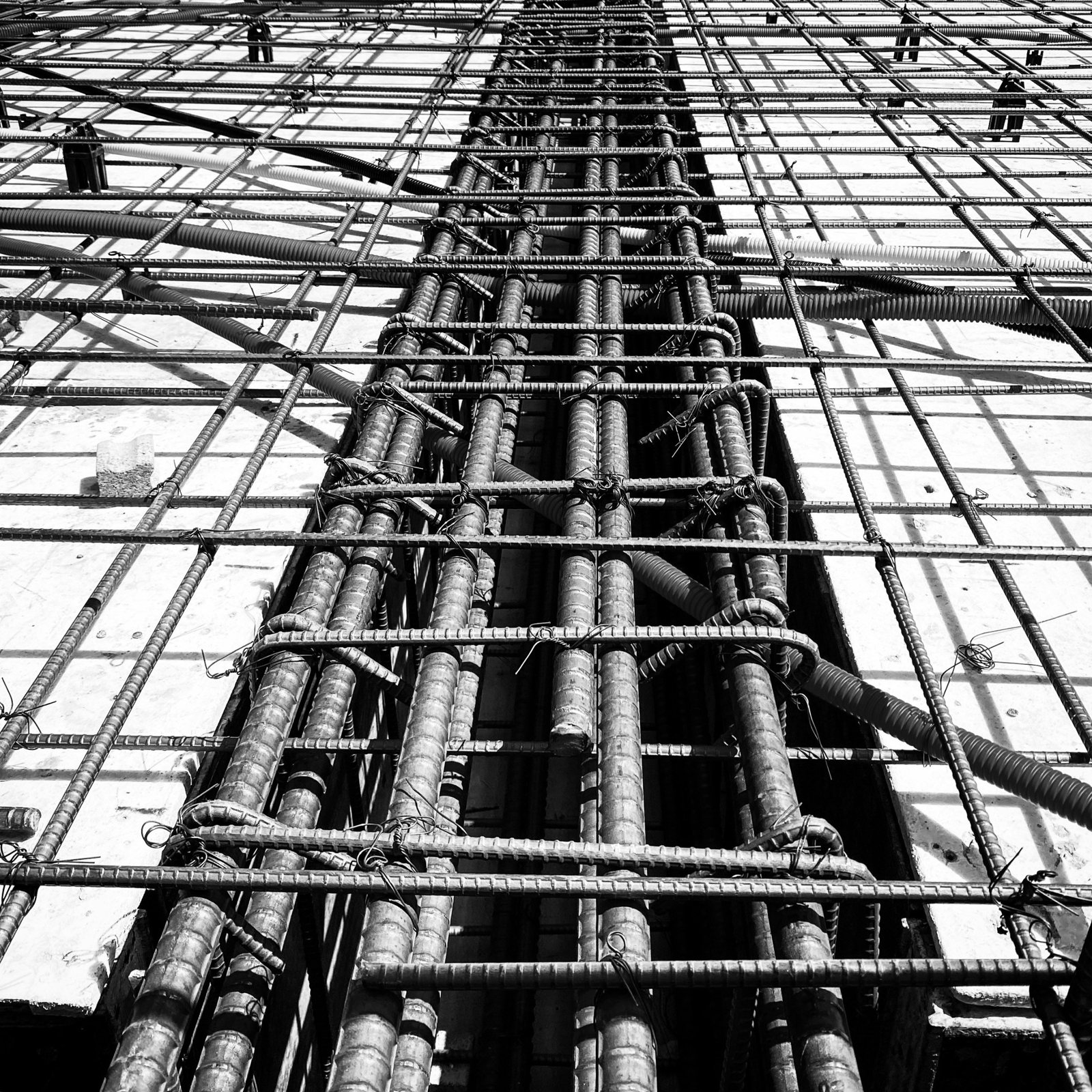 Armature in acciaio di un pilastro e di un solaio in cantiere