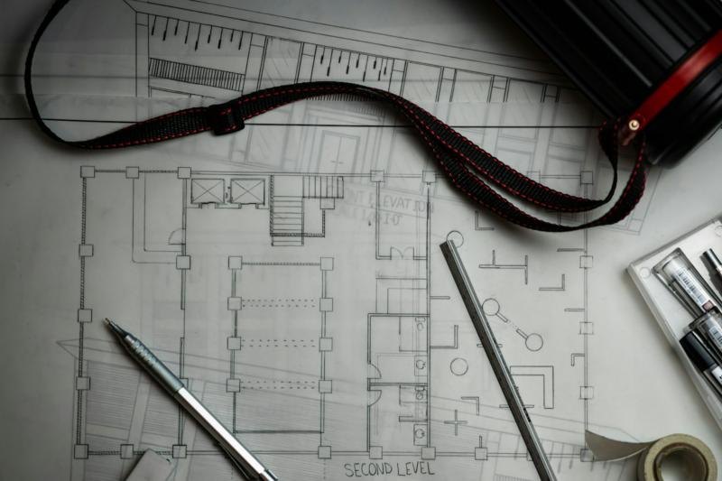 Tavole di progetto con strumenti da disegno