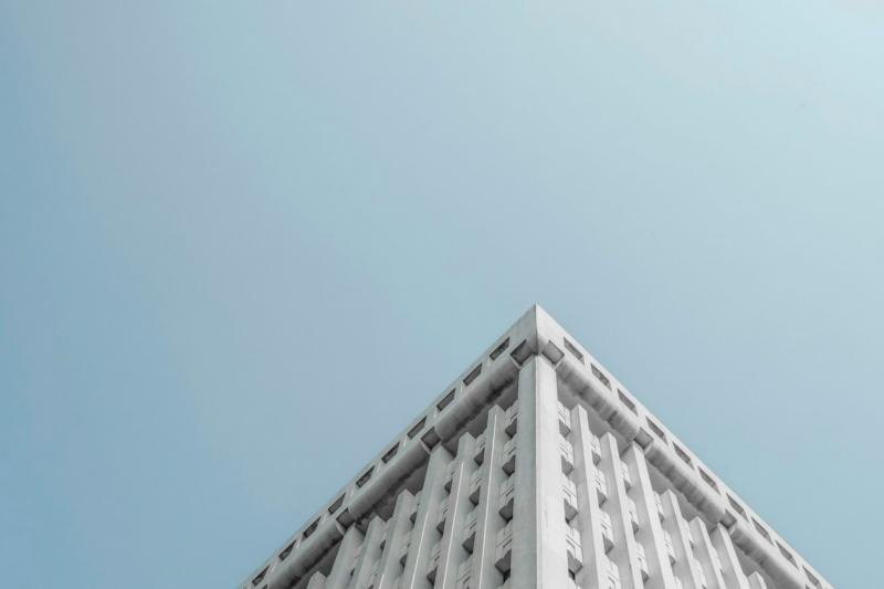 Facciata di un edificio in cemento bianco